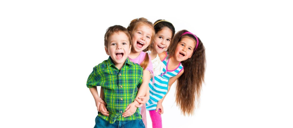 Радостный ребенок на белом фоне