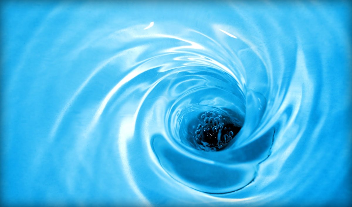 Воронка в воде