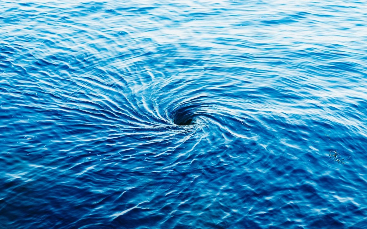 Водоворот в реке