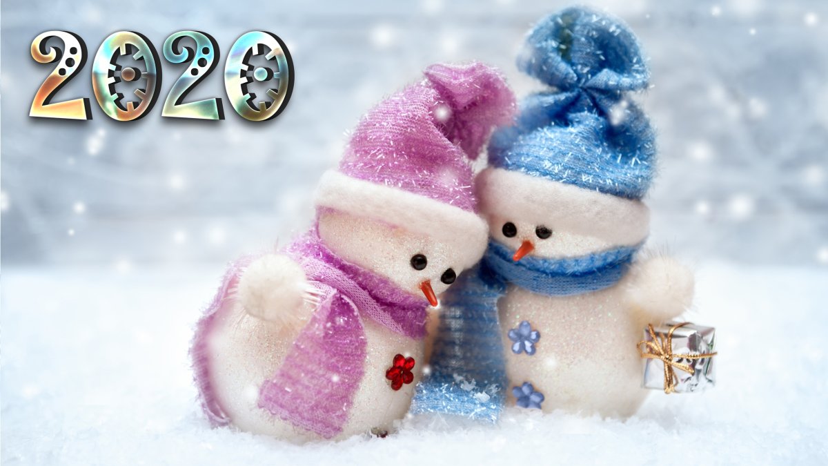 Дети лепят снеговика