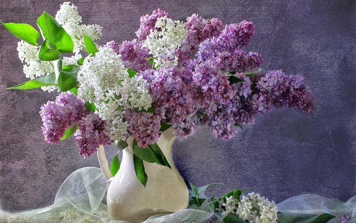 Розы с сиренью в вазе