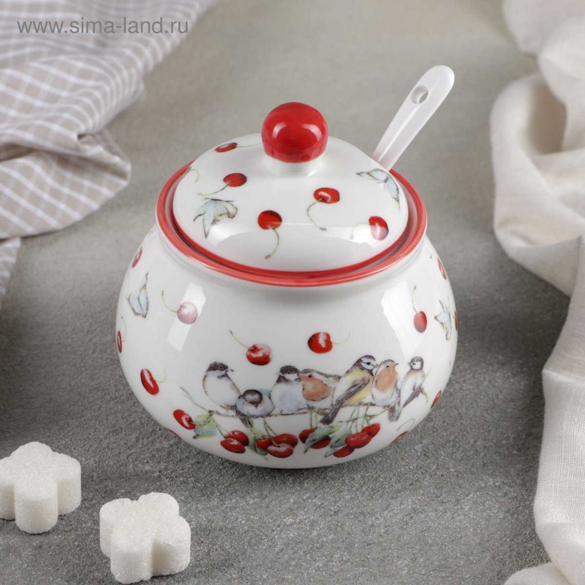 Сахарница на столе