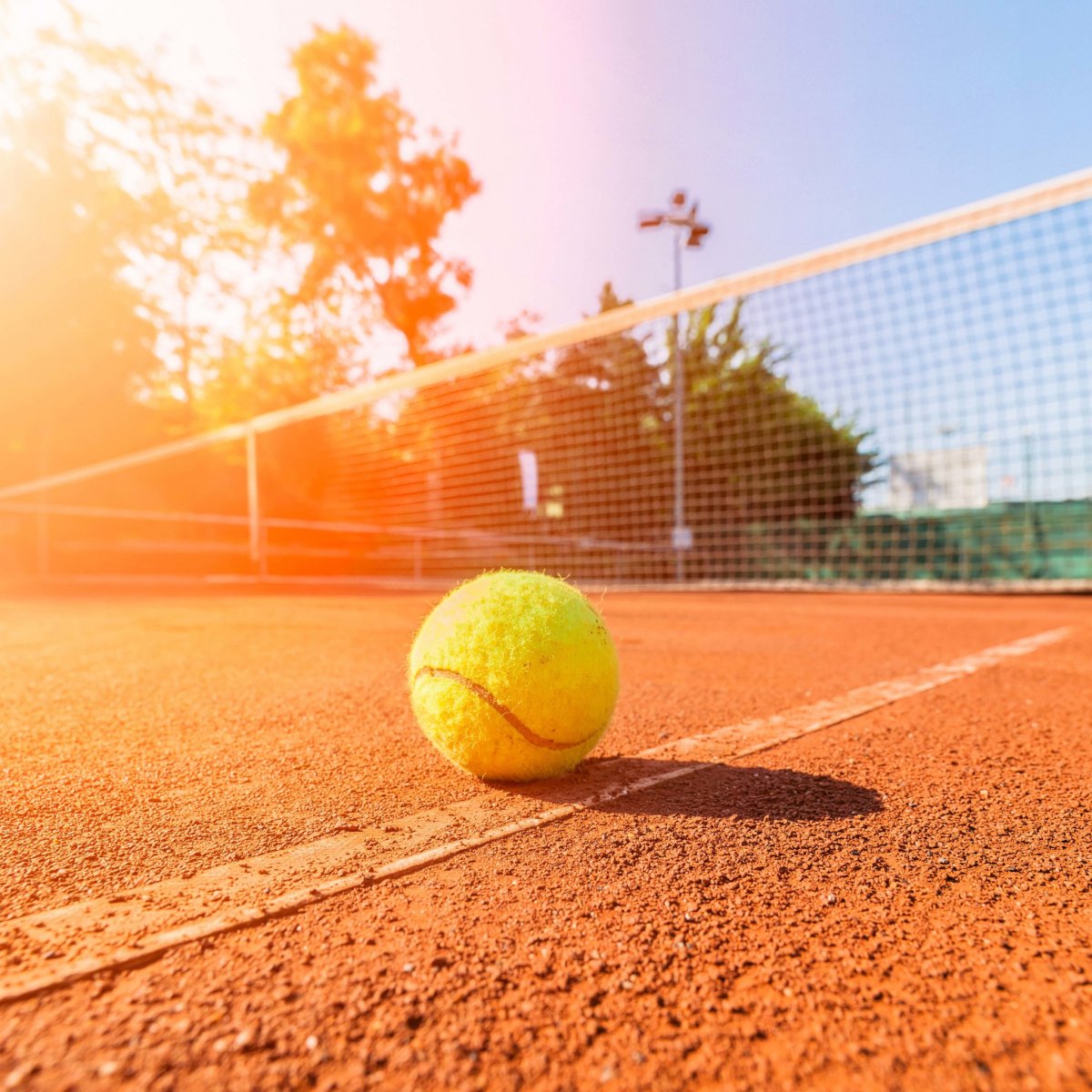 Брэд Питт с теннисной ракеткой