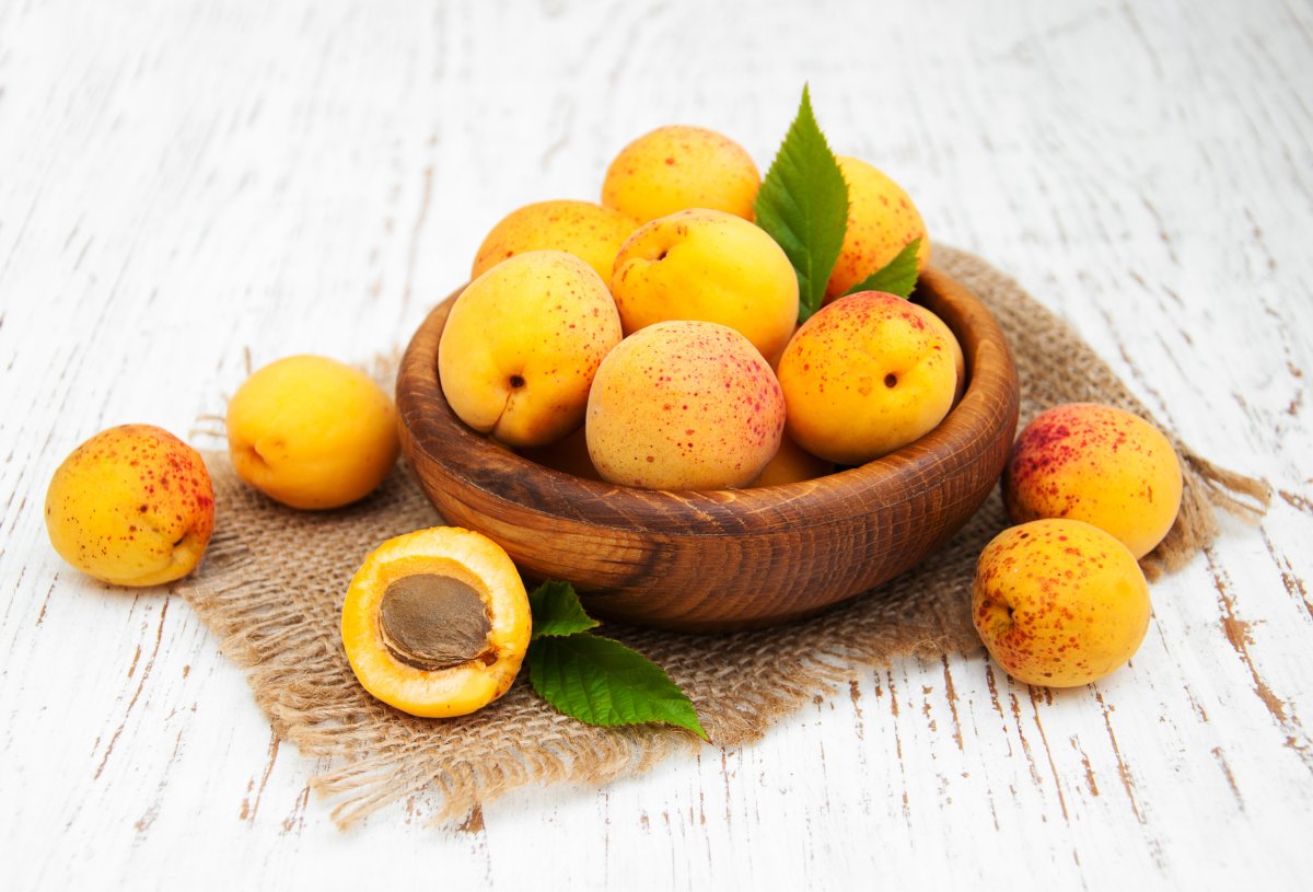 Абрикосы на столе