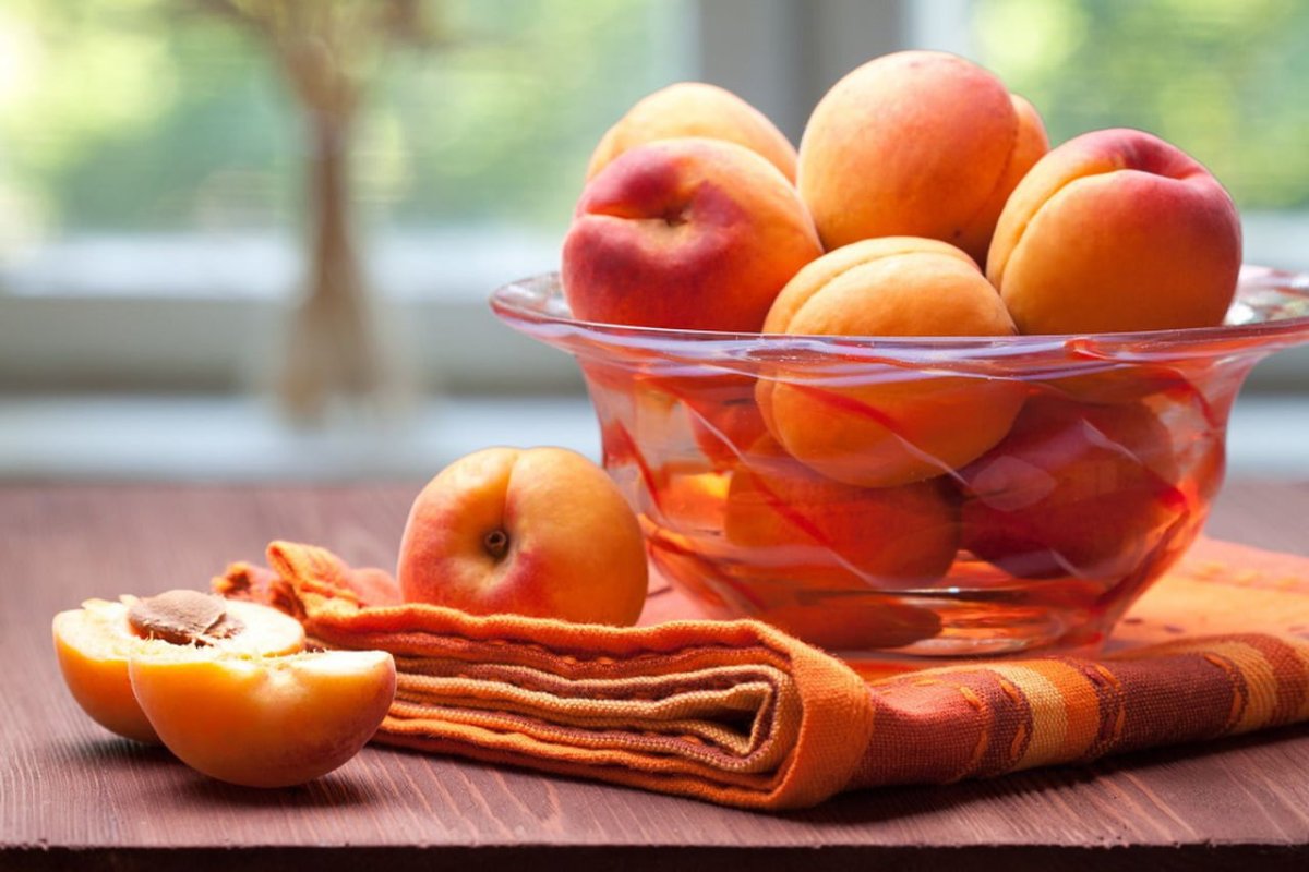 Персики в вазе