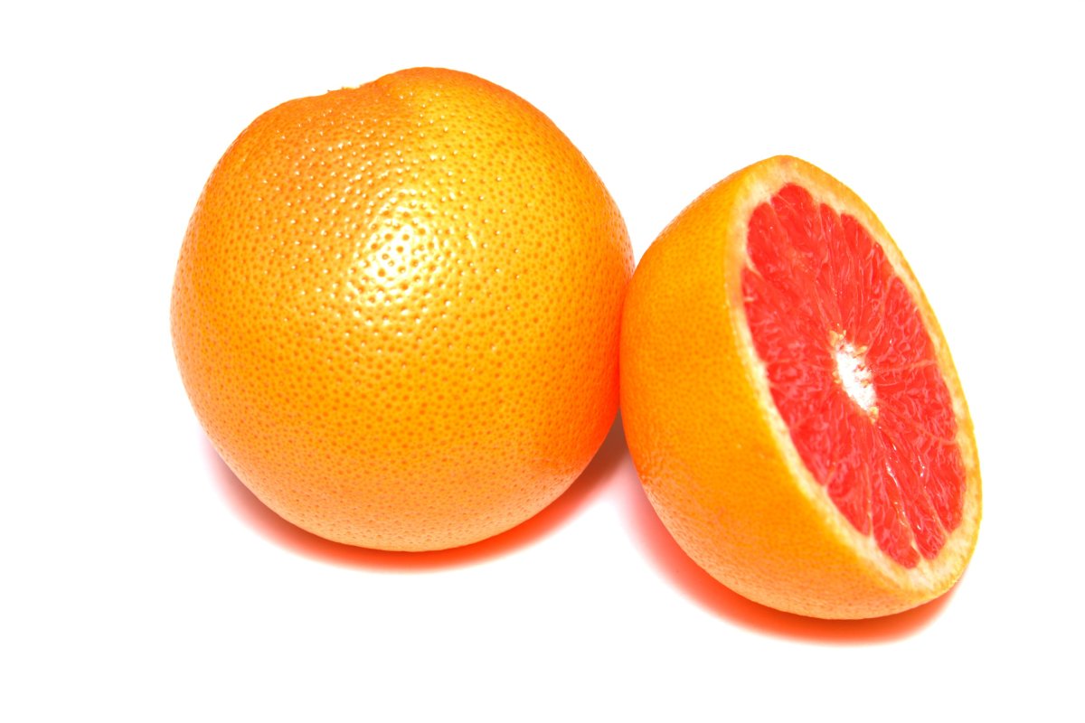 Грейпфрут на белом фоне