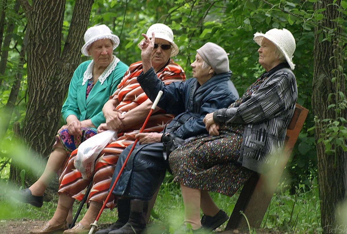 Старушка на скамейке