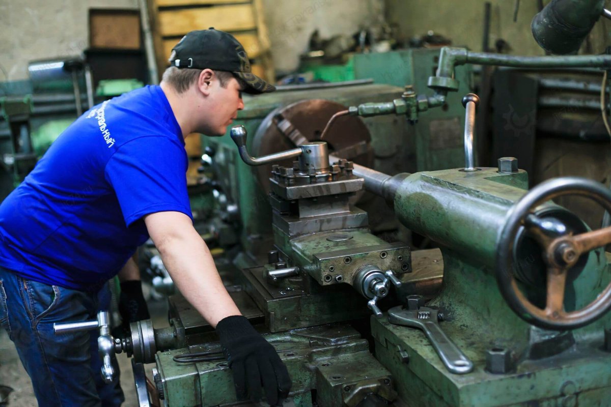 Токарь по металлу