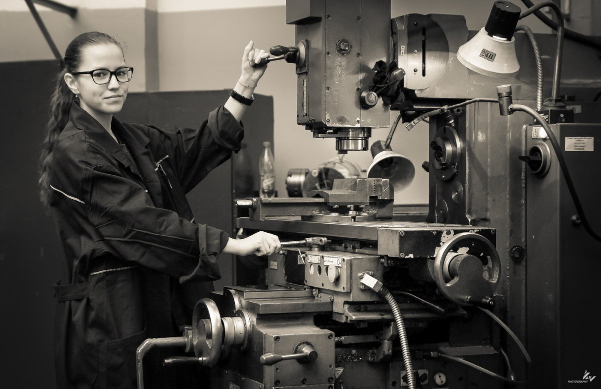 Рабочий у станка