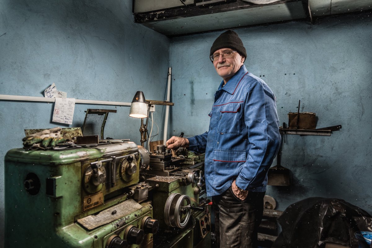 Токарь у станка