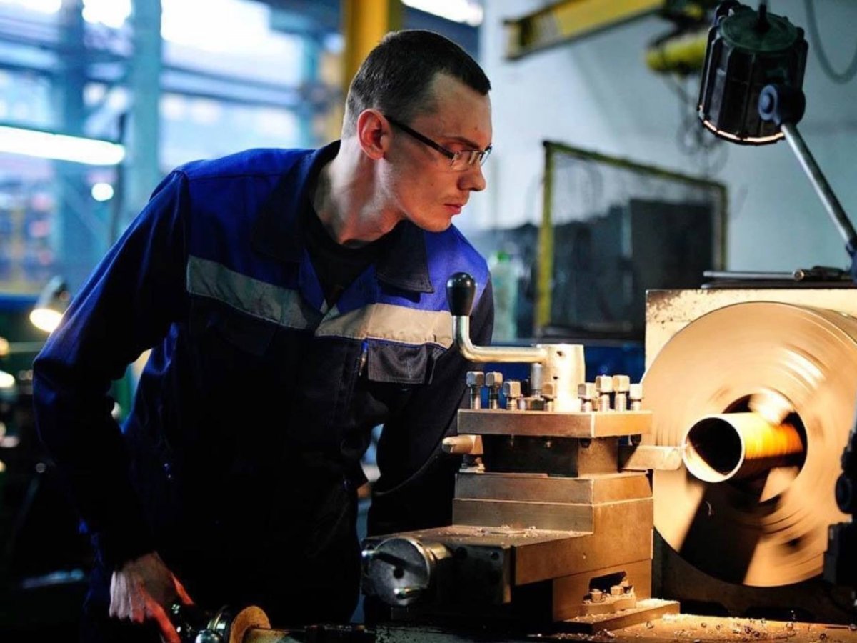 Токарь на заводе