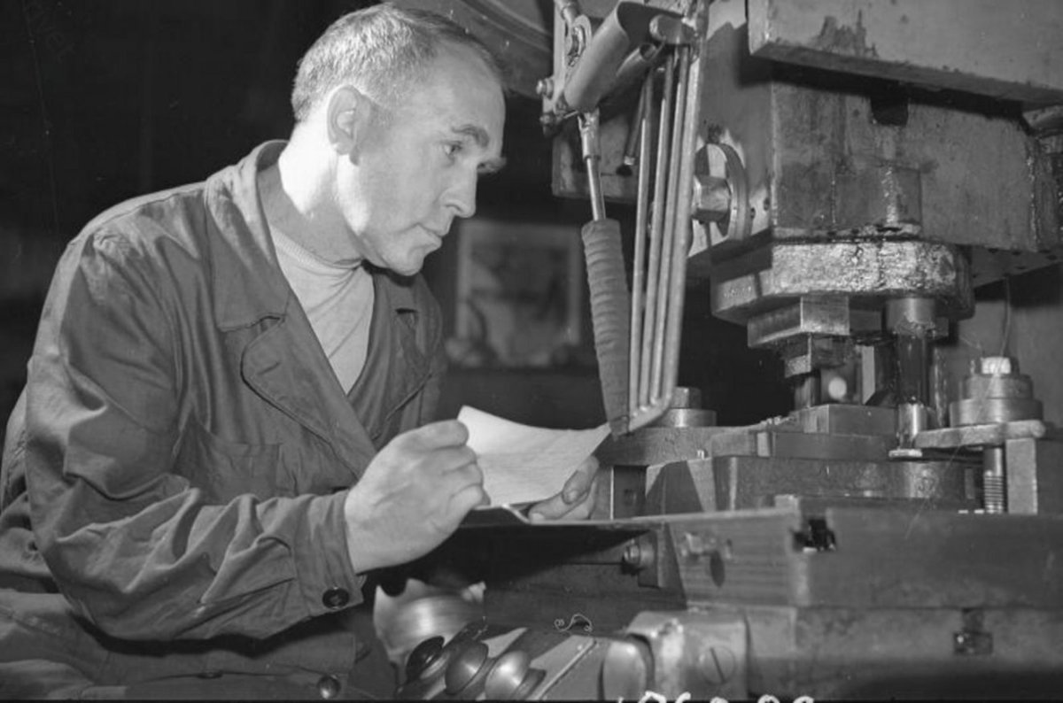 Станок на заводе