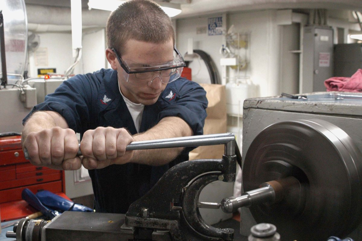 Слесарь токарь