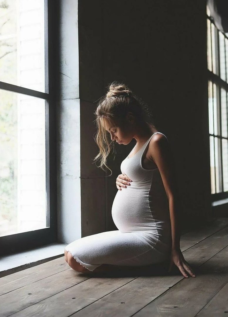 Беременная девушка силуэт