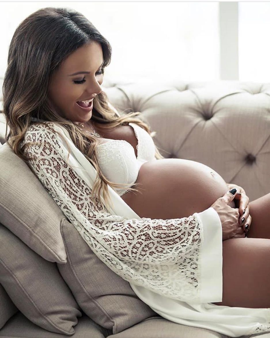 Беременная девушка