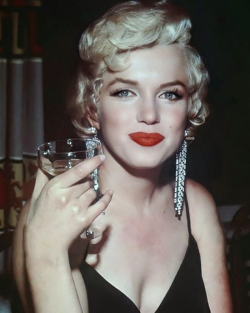 Мэрилин Монро с бокалом