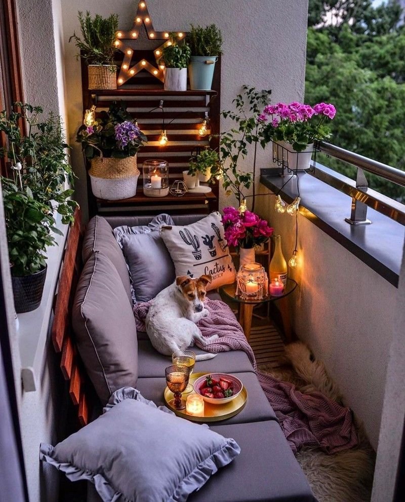 Красивый уютный балкон