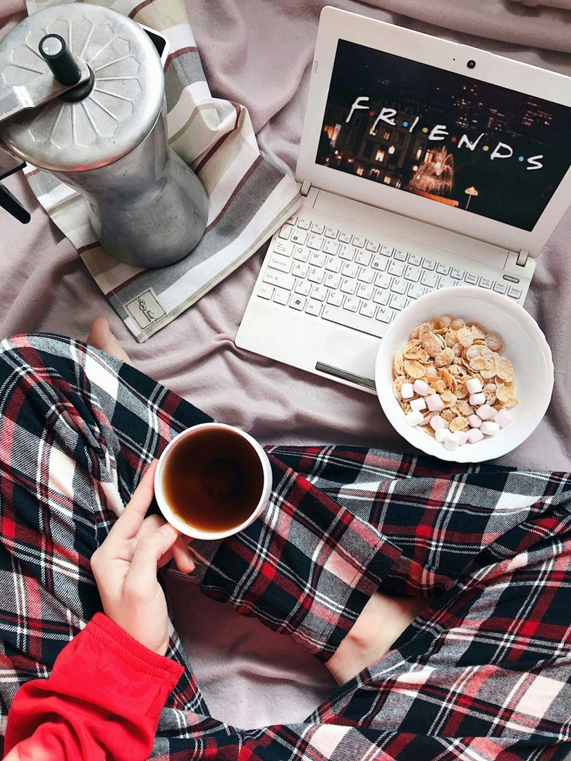 Девушка ноутбук кофе