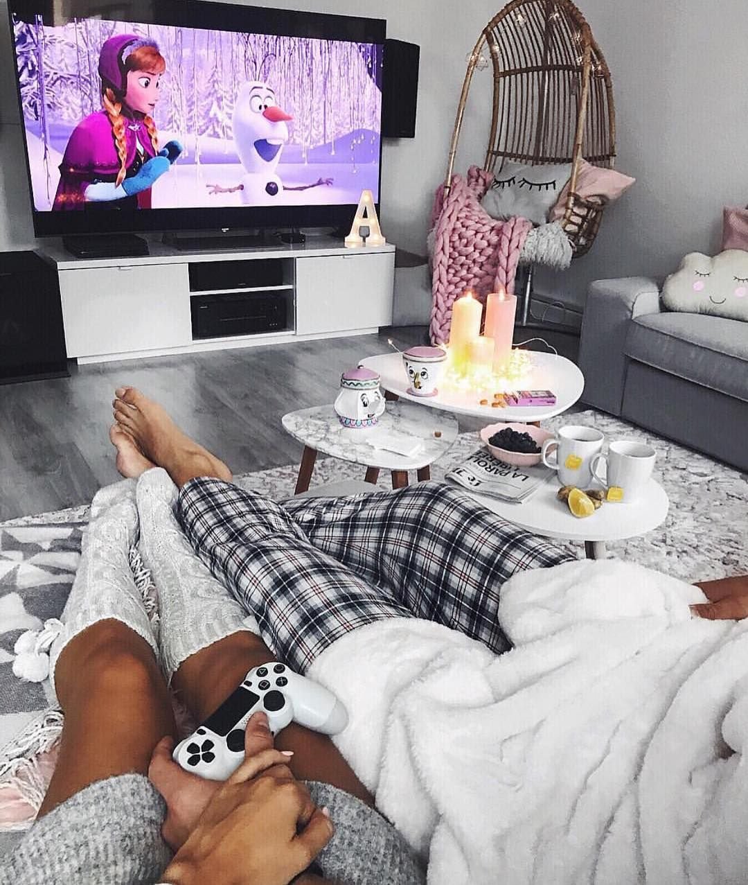 Пара перед телевизором