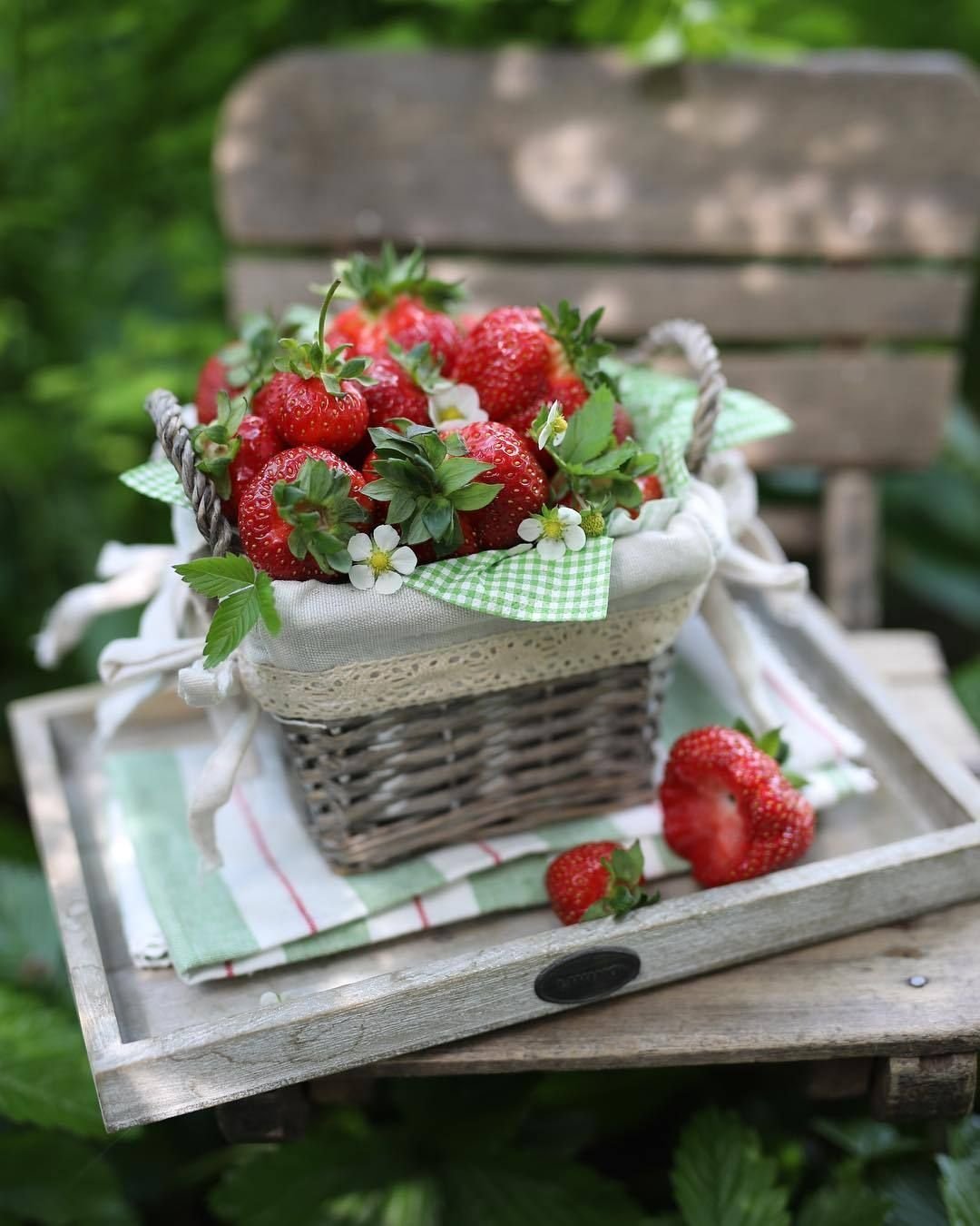 Цветы и ягоды