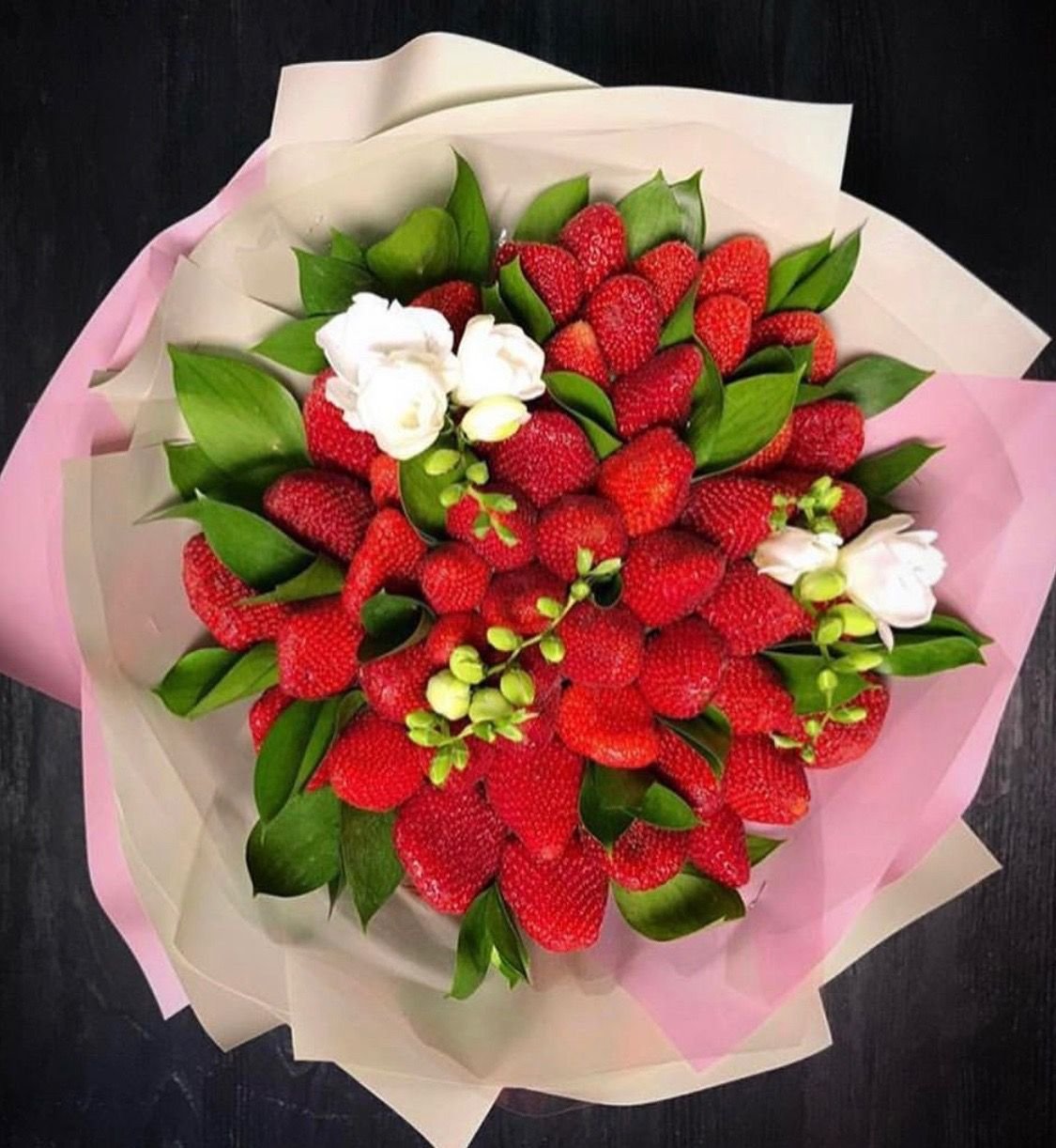Букет с клубникой и цветами