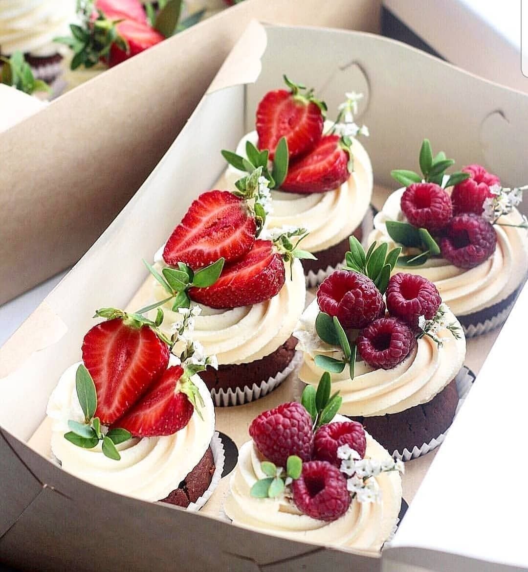 Украшение пирожных клубникой