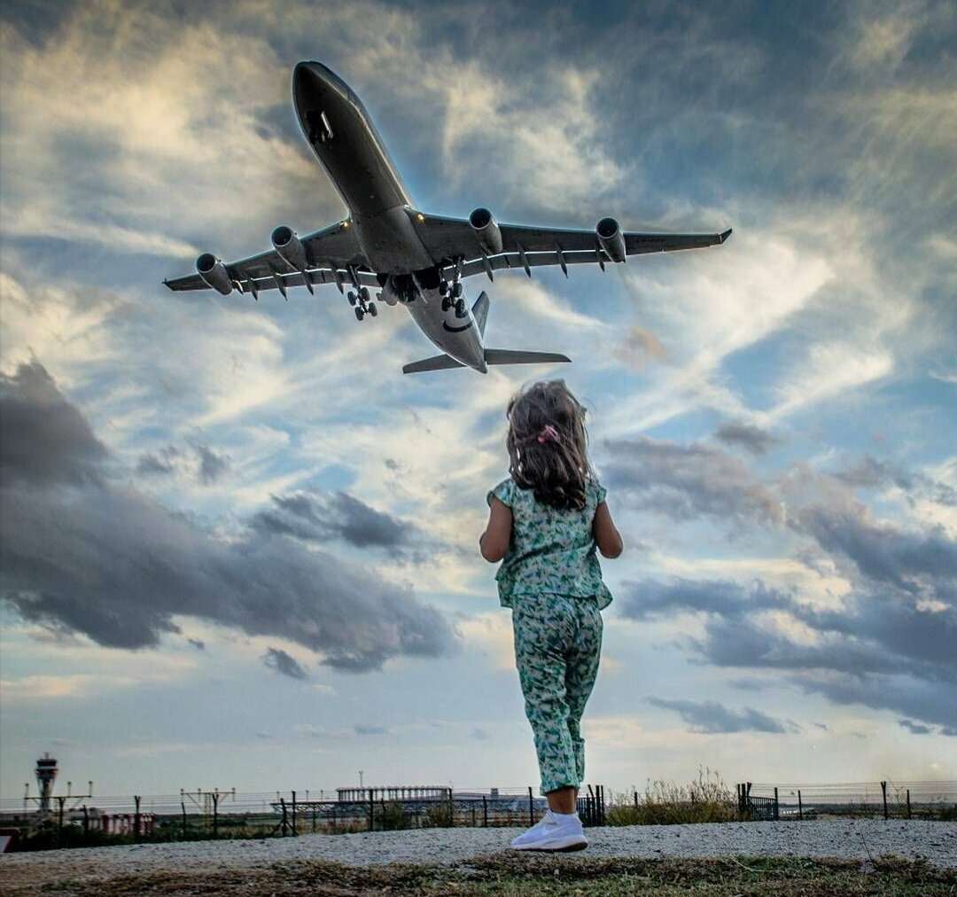 Девушка в самолете