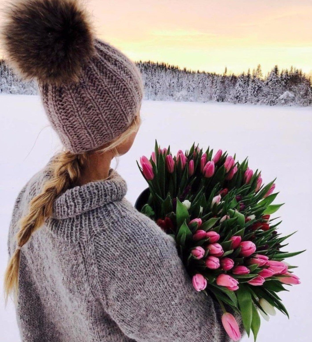 Девушка с букетом зимой