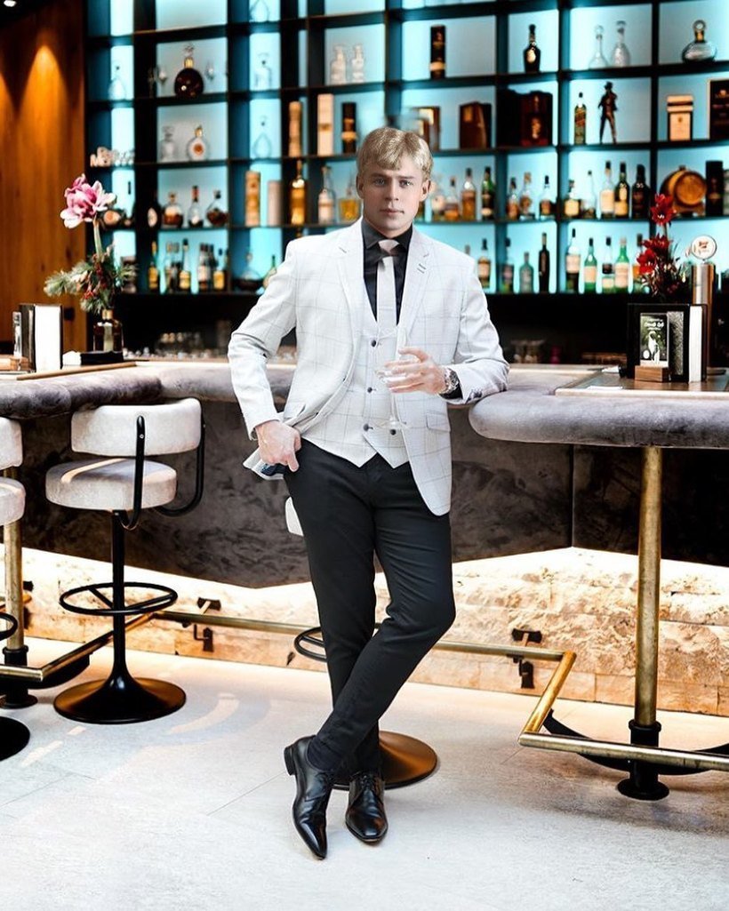 Сергей Есенин в полный рост