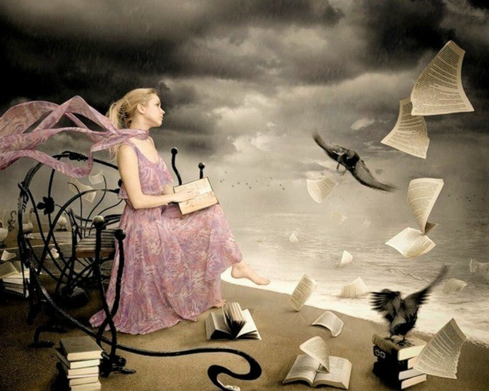 Девушка с книгой и кофе