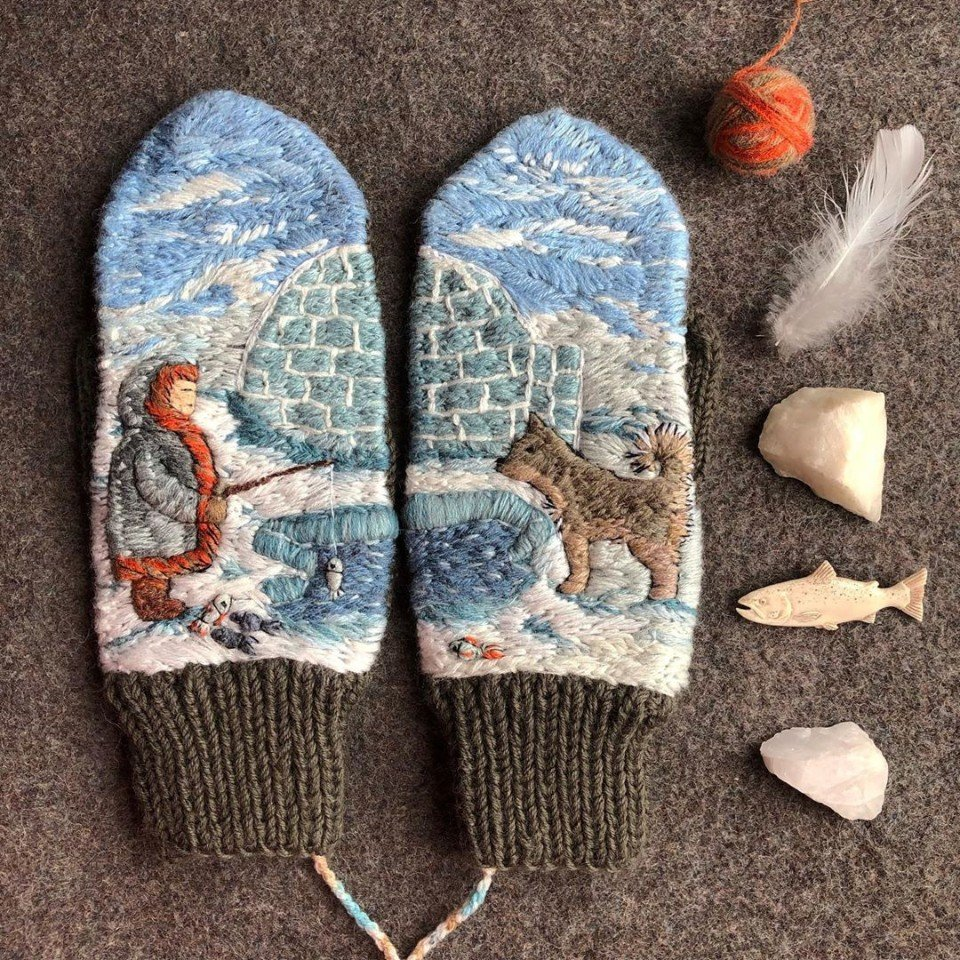 Варежки на белом фоне