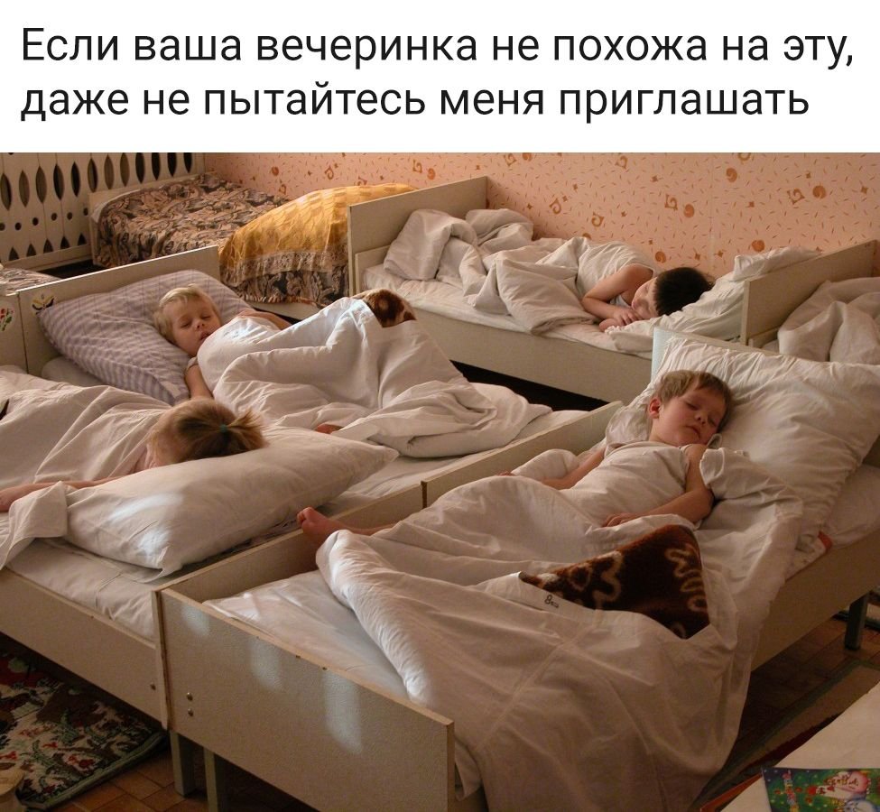 Солдаты спят в военной форме