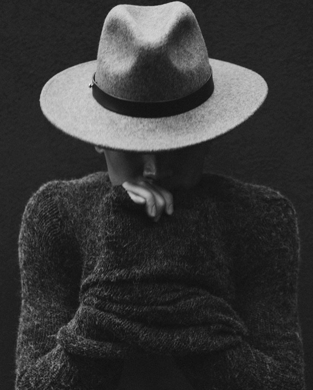 Таинственная девушка в шляпе