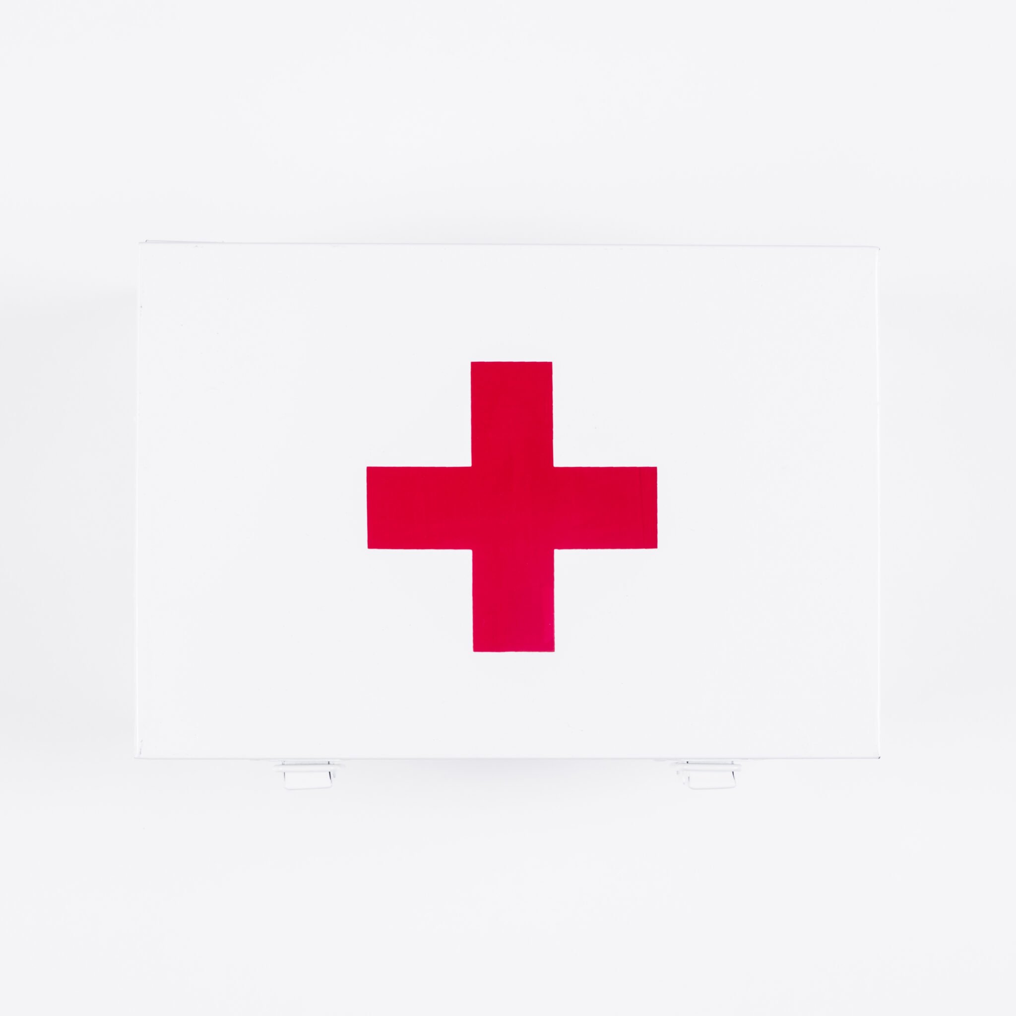 Знак медицинская аптечка. Красный крест рисунок. Косынка медицинская с красным крестом. Аптечка здесь знак. Шапочка для детей черная красный крест.