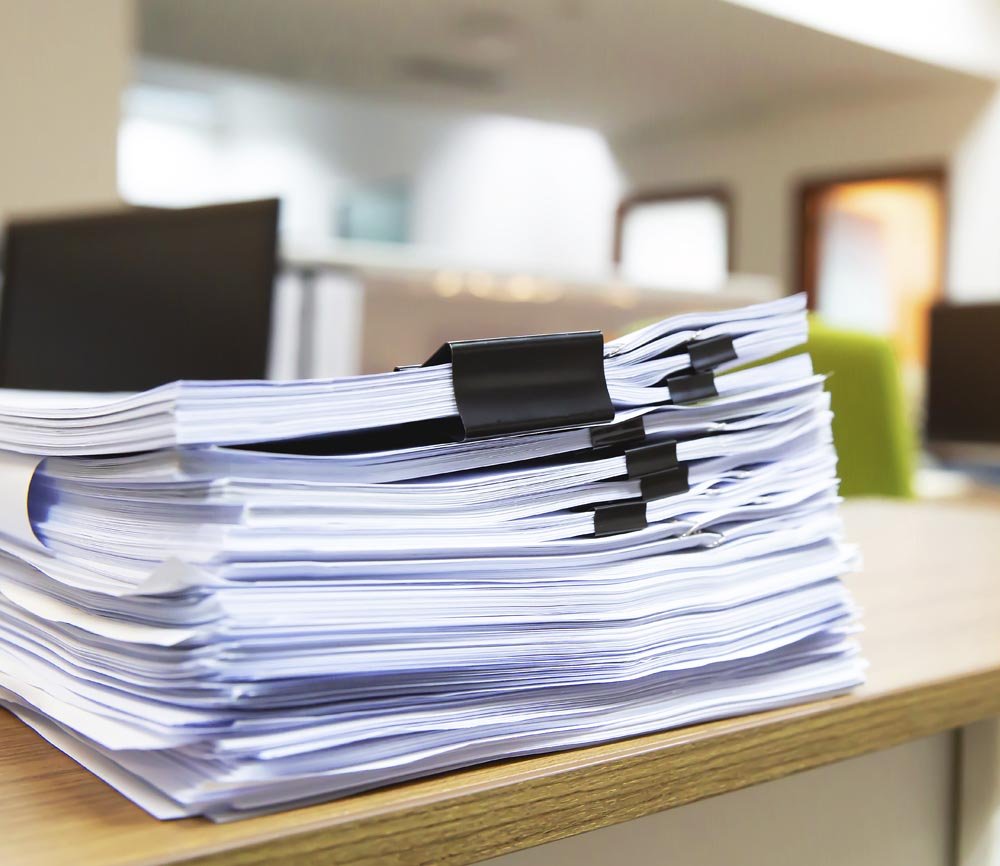 Стопка бумаг на столе