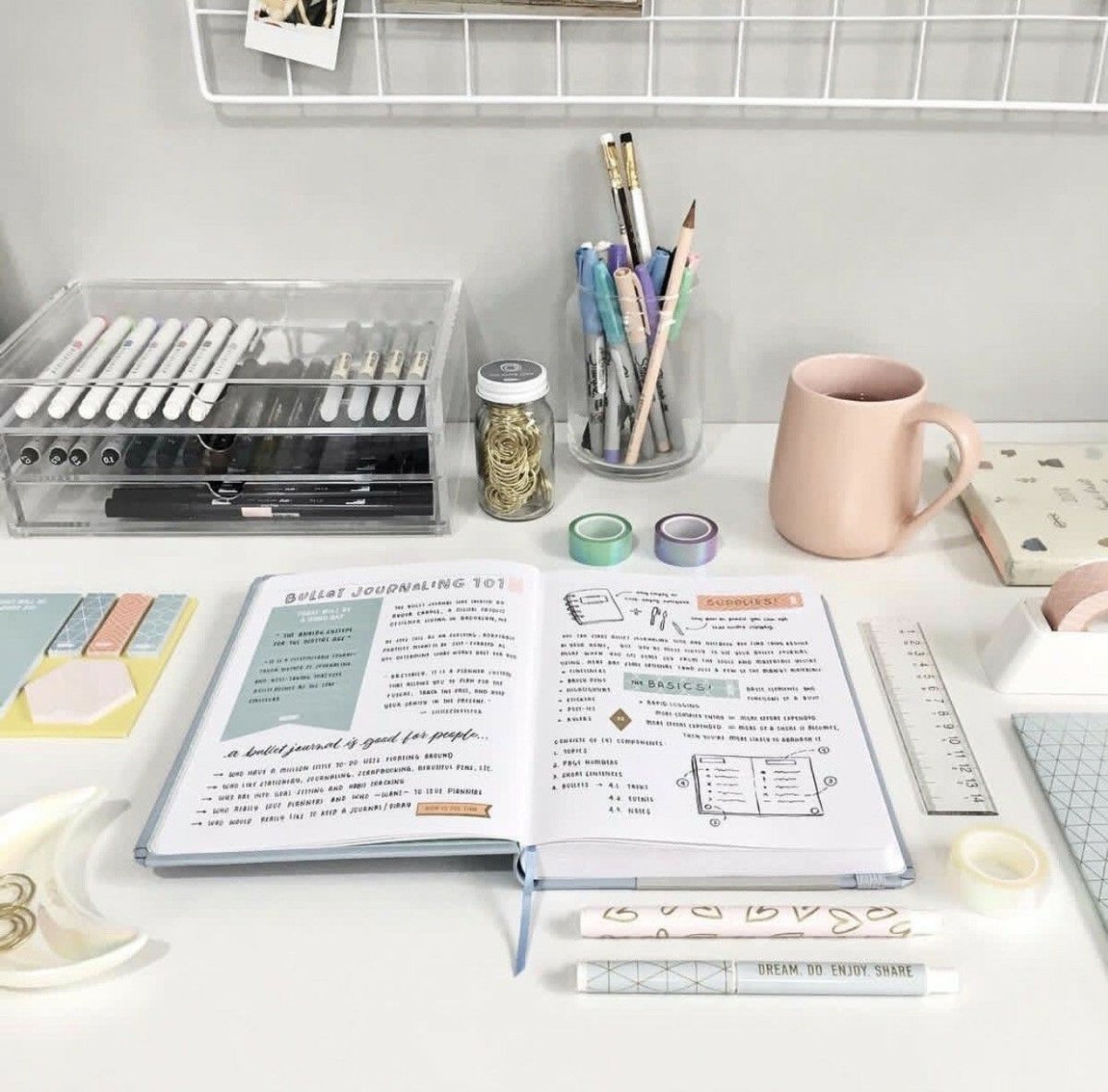 Эстетичный стол для учёбы