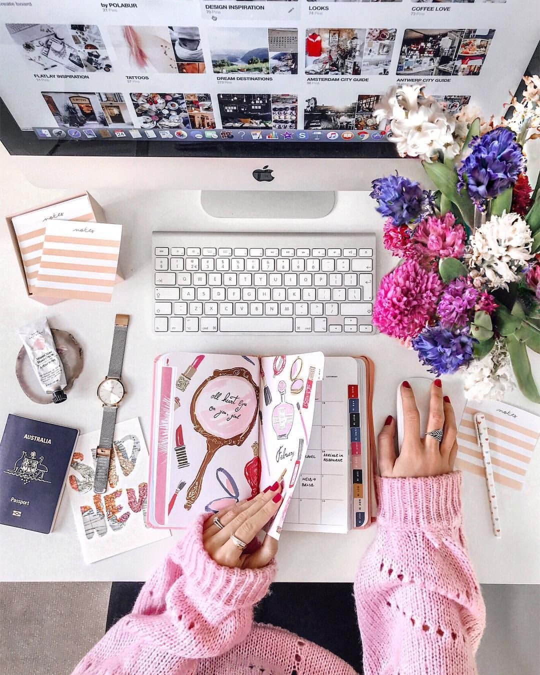 Декор письменного стола