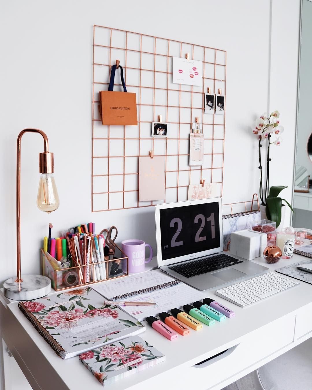 Декор рабочего места