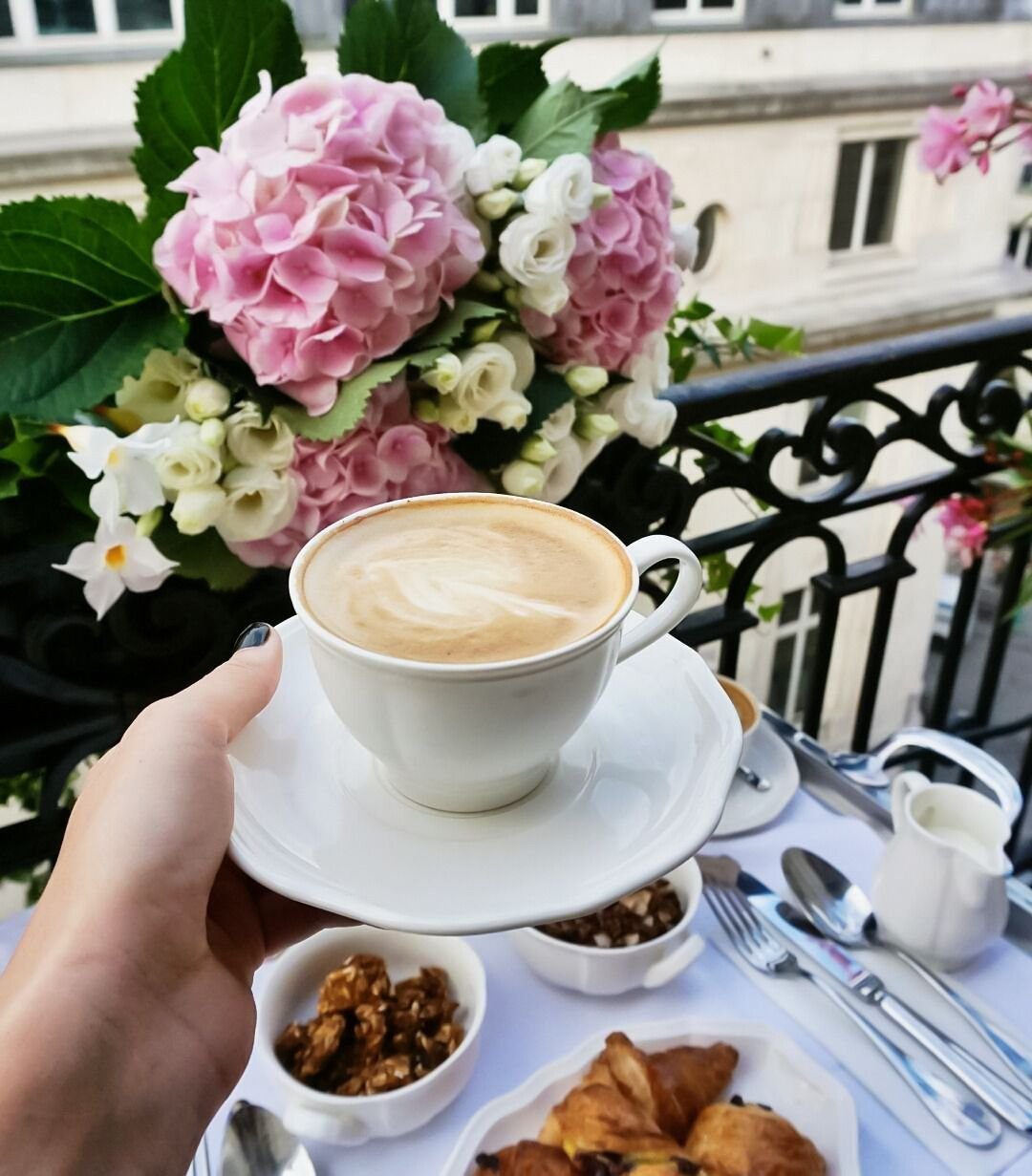 Чашечка кофе и цветы