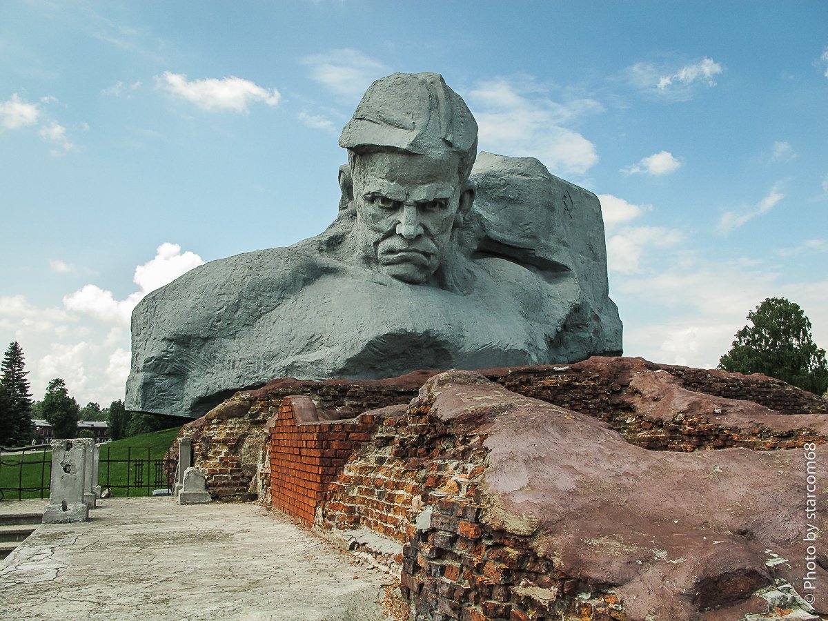 Монумент мужество в Брестской крепости