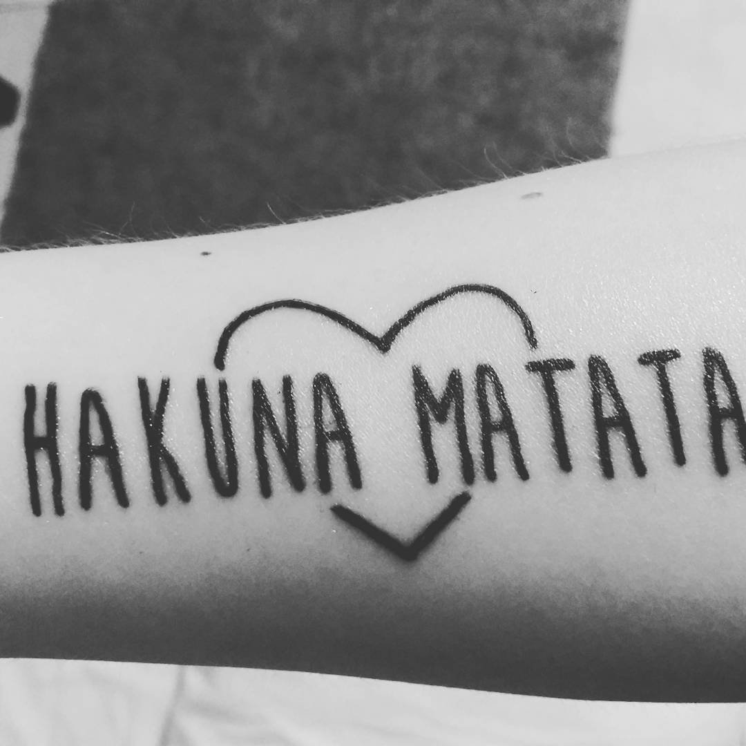 Акуна Матата красивым шрифтом тату на руке