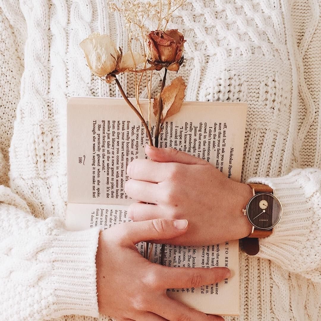 Красивая книга в руках