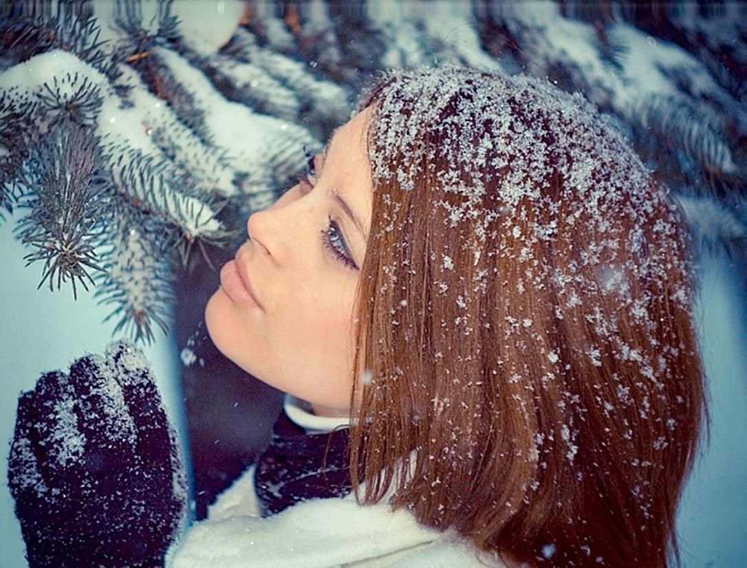 Девушка с короткими волосами зимой