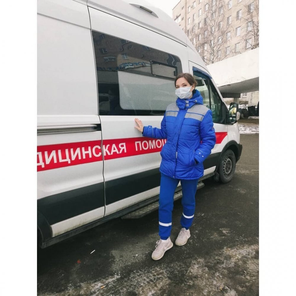 Девушка в машине склрой помощь