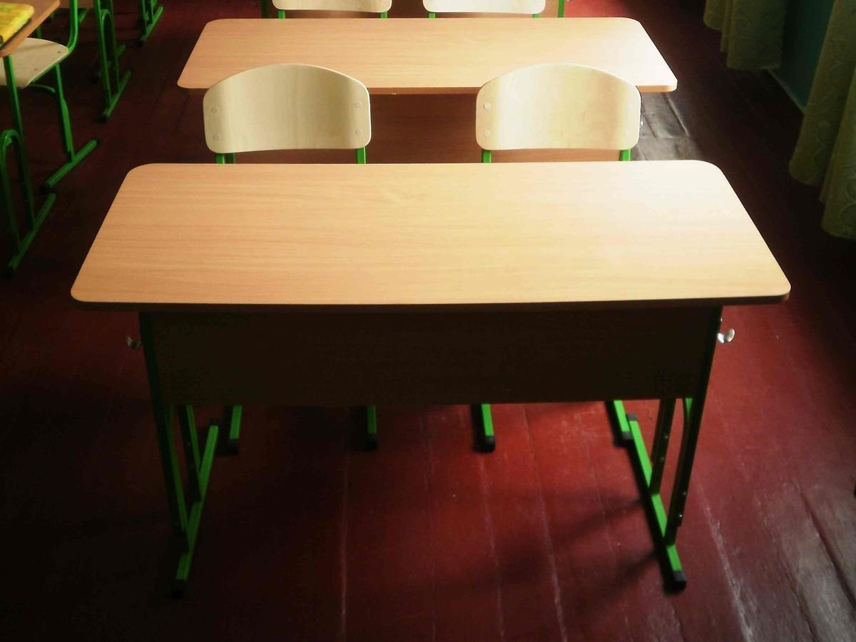 Ребенок за партой осанка