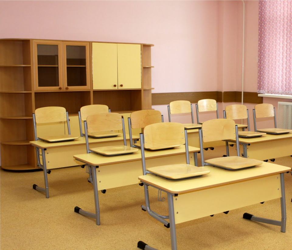 Школьная парта в классе