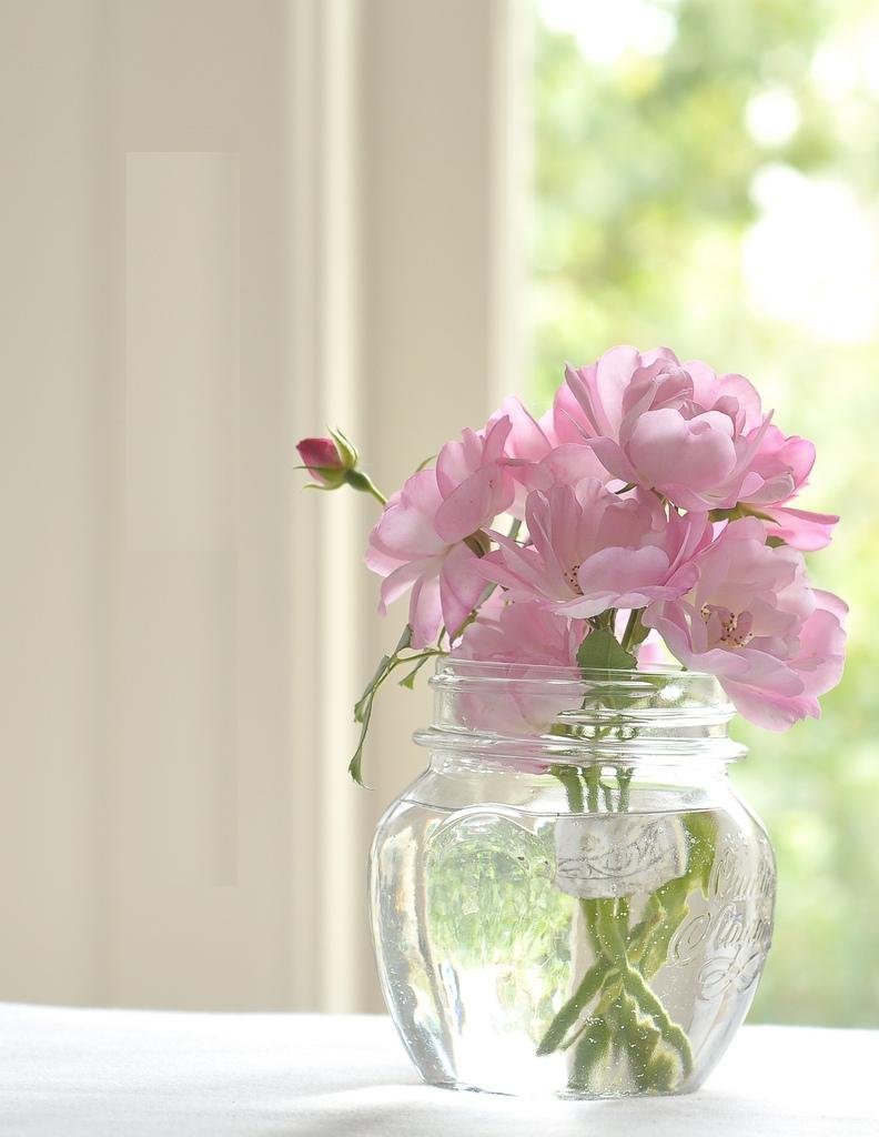 Красивые весенние цветы в вазе