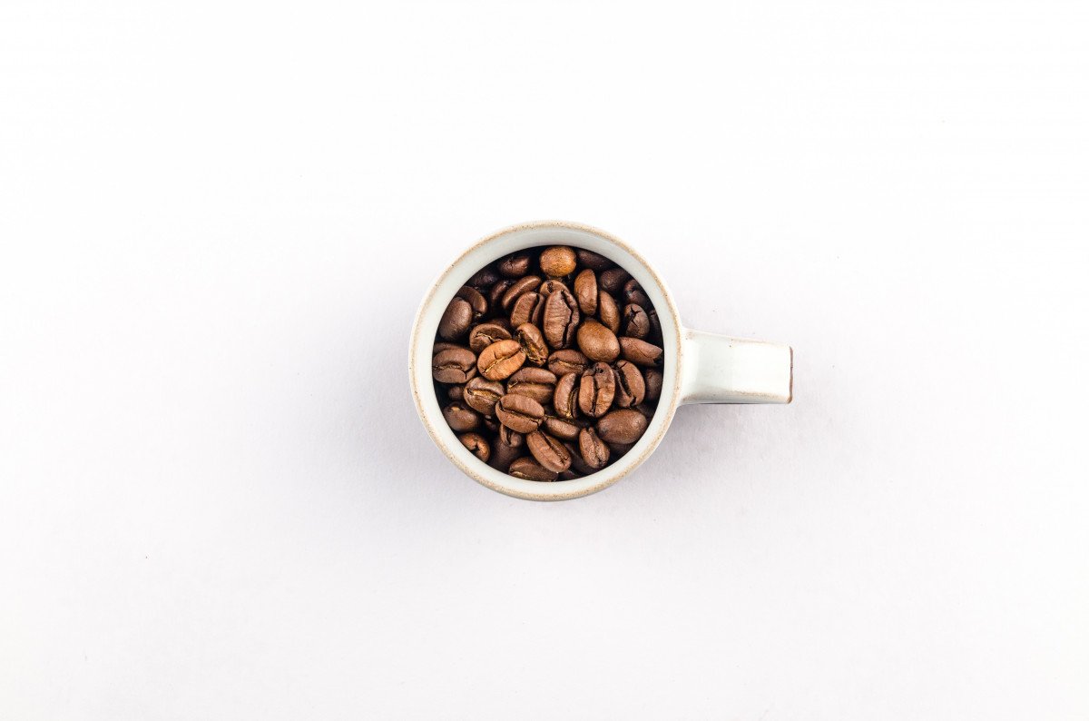 Предлагает кофе