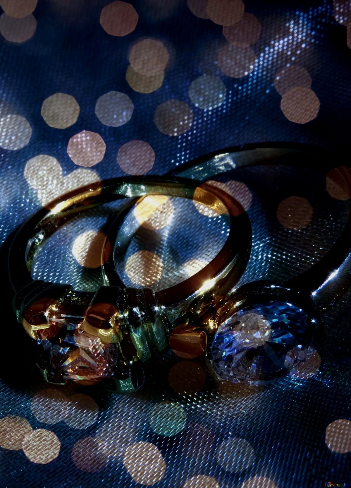 Свадебные кольца на цветах