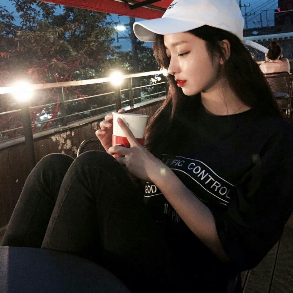 Кореянка в кафе